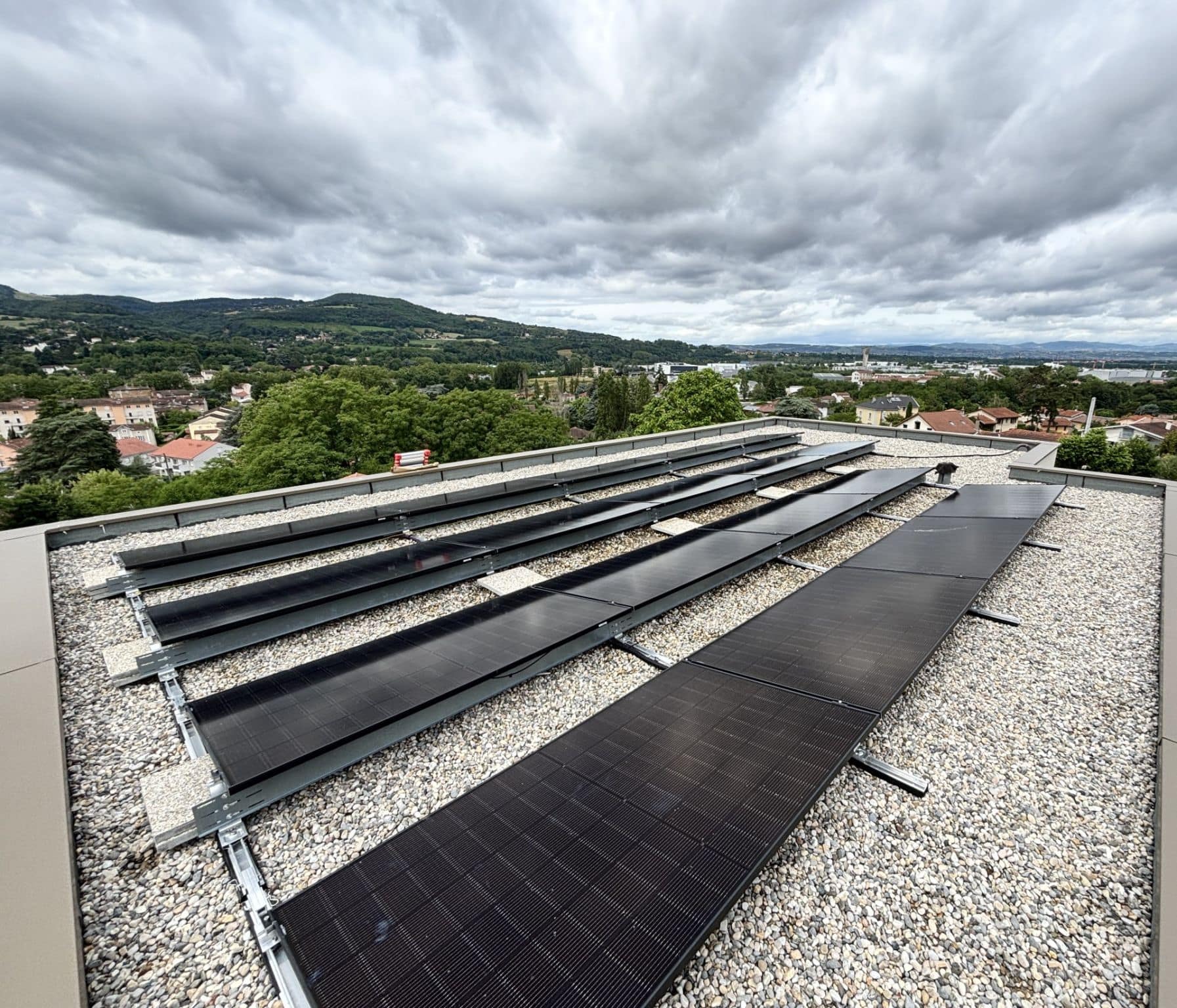 Installation de 18 panneaux photovoltaïques TCL SunPower Global sur toiture-terrasse à Neuville-sur-Saône
